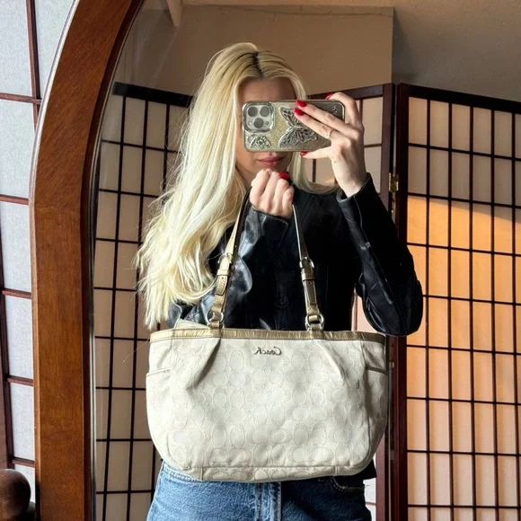 Coach Beige Signature Pattern Bag - Picture 2 of 6